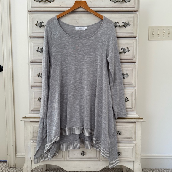 Vici Grey Contrast Hem Top - Picture 1 of 4